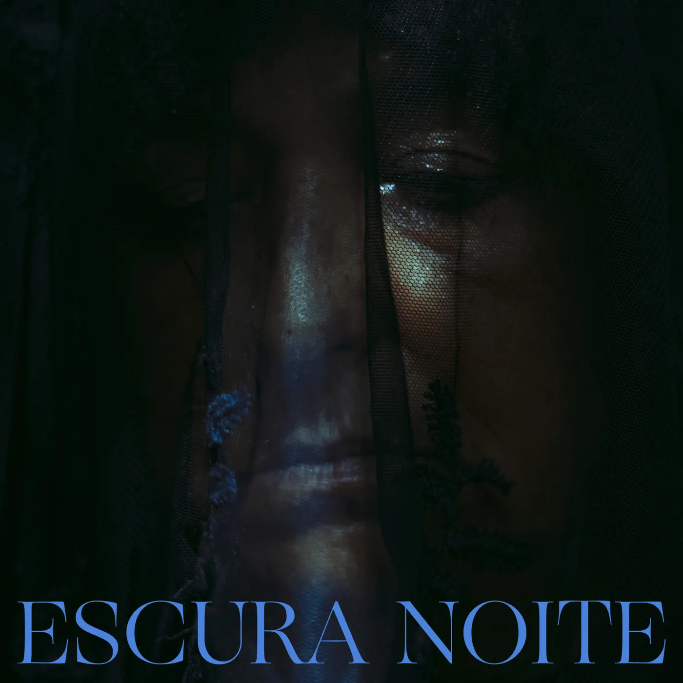 Escura noite